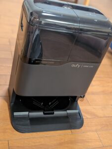 Eufy Omni C20 本体と自動ゴミ収集ステーションを設置した様子